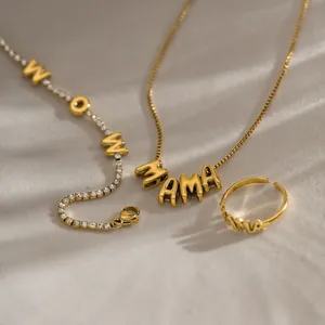 Dettaglio del set di collana bracciale e anello MAMA in acciaio placcato oro 18 carati