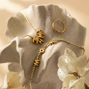 Vista dettagliata della collana MAMA e del bracciale MOM placcati oro 18K con cristalli