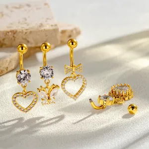 Elegante juego de piercings para el ombligo dorados con dijes de corazón y mariposa de circón