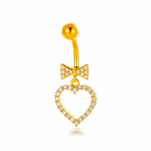 Elegante piercing de ombligo dorado con colgante de corazón y lazo de circonita cúbica