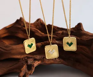 Detailopname van vintage gouden kettingen met zonnestraalmotieven en hartvormige zirkoon