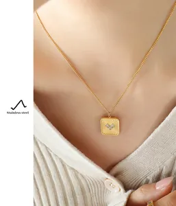 Detail van de gouden vierkante hanger ketting met hartvormige zirkoon op roestvrij staal