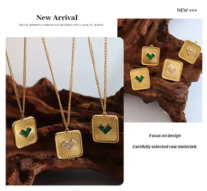 Detail van gouden vintage ketting en oorbellen met groen hartvormig zirkoon en steentjes