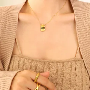 Parure de bijoux vintage dorée avec collier à pendentif rayé et bagues assorties