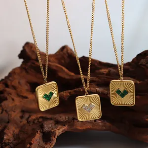 Vintage gouden vierkante ketting met zonnestraaltextuur en hartvormige zirkoon hanger
