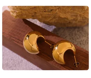 Vista dettagliata degli orecchini a cerchio a C placcati in oro 18K su una base in pietra