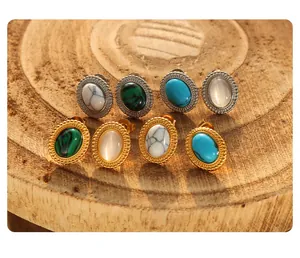 Details von Vintage-Ohrsteckern mit bunten Natursteinen und verzierten Metallrändern