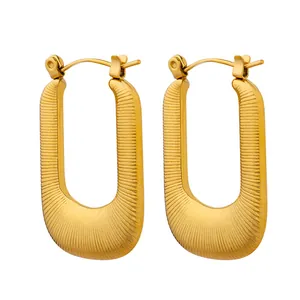 Pendientes dorados estilo griego en forma de U con rayas verticales en acero de titanio
