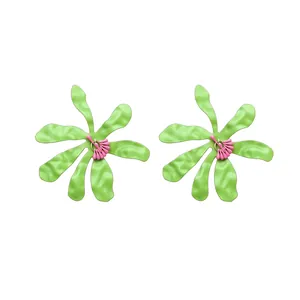 Orecchini a perno a fiore plissettato verde con dettagli in smalto rosa per le vacanze