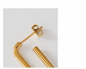Detail der 18k vergoldeten U-Ohrringe mit poliertem Finish und Schmetterlingsverschluss