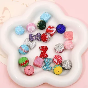 Vista macro di perline assortite con strass in varie forme e colori vivaci per gioielli