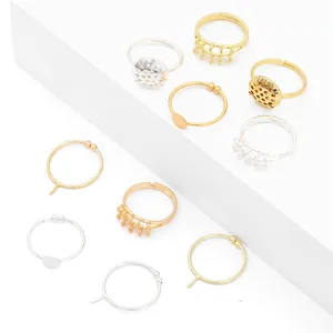 Gedetailleerd macrozicht van 14K goud en zilver vergulde verstelbare ringen voor DIY sieraden