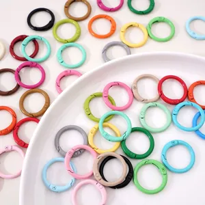 Dettaglio di anelli a molla in metallo colorato a forma di C per accessori gioielli DIY