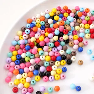 Détail macro de perles rondes en acrylique de 6mm aux couleurs acidulées pour DIY bijoux
