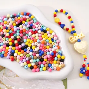 Vue détaillée de perles acryliques de 6mm avec pendentifs Good et Hot Love pour DIY créatif