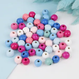Detalle macro de cuentas de madera coloridas para joyas DIY con acabado mate y agujero