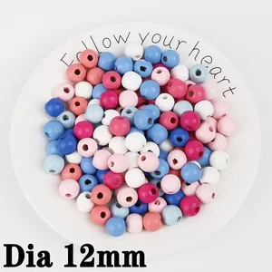 Detalle de cuentas de madera de 12 mm de colores para la creación de joyas artesanales