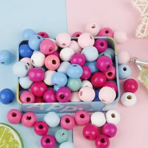 Mezcla de cuentas redondas de madera coloridas en una caja para creación de joyas DIY