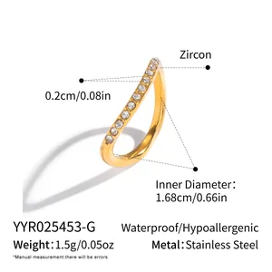 Dettaglio dell'anello in acciaio inossidabile placcato oro 18K con zirconi e parametri tecnici