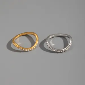 Vista dettagliata di anelli ondulati in acciaio inossidabile oro e argento con strass