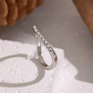 Primo piano di un anello in acciaio inossidabile argento con eleganti strass curvi