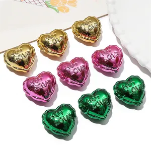 Detailopname van hartvormige acryl kralen met HOT LOVE gravure in metallic kleuren
