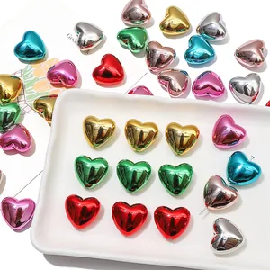Macro-opname van kleurrijke hartvormige acryl kralen voor DIY sieraden maken