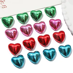 Macro-opname van metallic vergulde hartvormige acryl kralen voor DIY sieraden