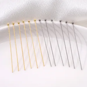 Alfileres de cabeza de bola en oro y plata para joyería DIY sobre cerámica blanca