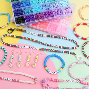 Fertige Weihnachtsketten und Armbänder aus 6mm bunten Polymer-Ton-Heishi-Perlen