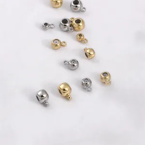 Détail de perles coulissantes en silicone plaqué or 14K avec anneau pour création bijoux