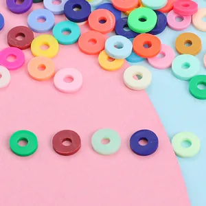Makroaufnahme von 6mm bunten Tonscheibenperlen für DIY-Schmuck und Armbänder