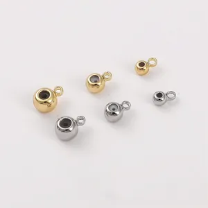 Gros plan de perles de positionnement en silicone or 14K et argent pour bijoux DIY
