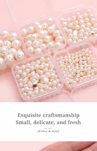 Makroansicht von cremefarbenen Glasperlen in verschiedenen Größen für DIY-Schmuck