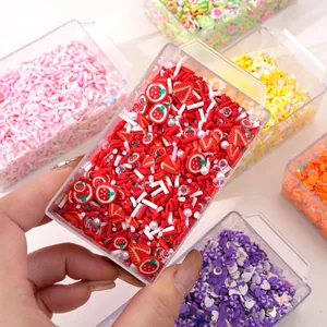 Détail macro de tranches de fruits en pâte polymère colorée pour bricolage créatif en boîte