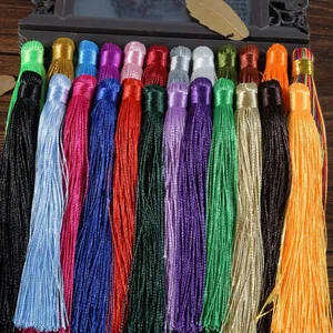 Dettaglio di nappe di seta multicolore per forcine fai-da-te e ornamenti