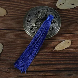 Dettaglio di una nappa in seta blu reale su un coperchio di bruciatore di incenso bronzo