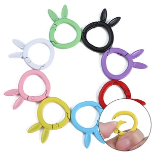 Multicolor konijnenoor veerringen van legering met flexibele klikopening haken set