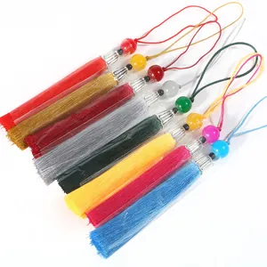 Ciondoli colorati con nappe fatte a mano e perline per creazione di accessori DIY