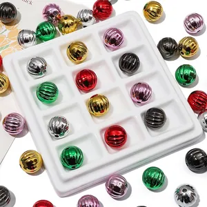 Vue macro de perles en acrylique colorées avec rainures verticales pour bijoux DIY