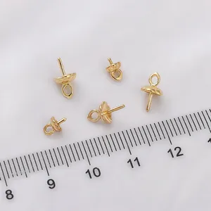 Makro-Detail von 14K Gold gefüllten Ösenstiften für Perlen mit Lineal-Referenz