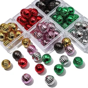 Vue détaillée de perles acryliques métallisées rayées pour la création de bijoux DIY