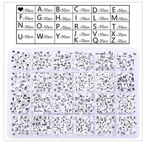 Tabla detallada del set de cuentas de letras de acrílico 24 rejillas y dijes de corazón DIY