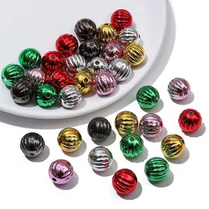 Détail macro de perles acryliques colorées en forme de citrouille avec lustre métallique