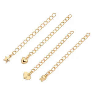 Detalle de cadenas de extensión bañadas en oro de 14K con colgantes de estrella y corazón
