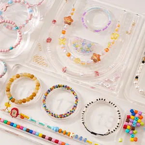 Acryl-Perlenbrett mit bunten DIY-Schmucksets und eingravierten Skalenmarkierungen