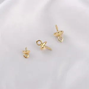 Makroansicht von 14K goldgefüllten Perlenbecher-Anhängern für DIY-Schmuckherstellung