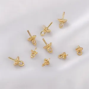 Makro-Detail von 14K goldgefüllten Perlenkappen und Ösen für DIY Schmuckherstellung