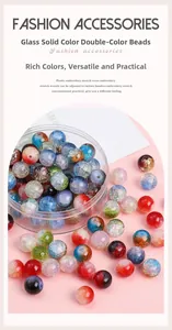Macro-opname van tweekleurige ronde glazen kralen met craquelé-effect voor DIY-sieraden maken