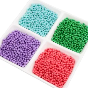 Gros plan de perles rondes en acrylique 4mm violet, cyan, vert et rose pour DIY bijou